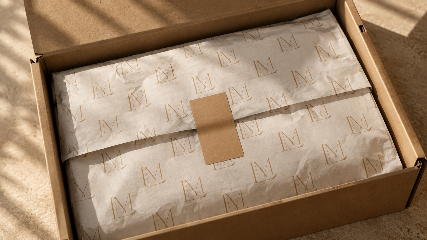 Embalagem Luxuosa com Monograma Dourado — Lulima